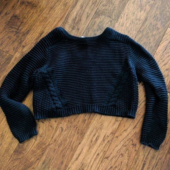 3 for $30 H&M- Cropped sweater - Picture 4 of 5